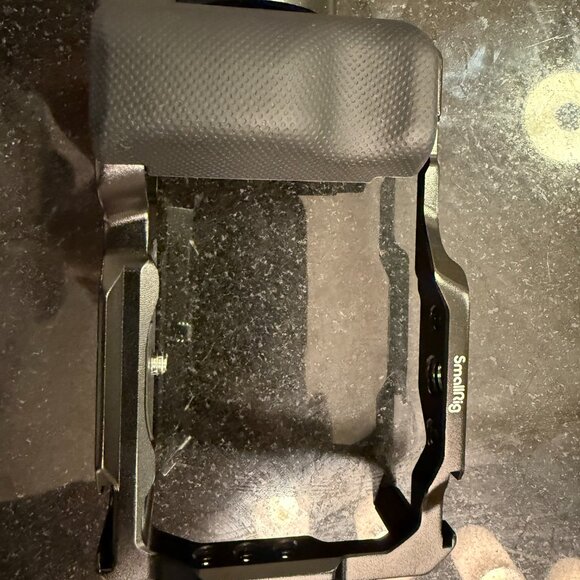 SmallRig Sony ZV-E10 Camera Cage w/ AirTag Mount – Aluminum Lightweight compact - Picture 3 of 6